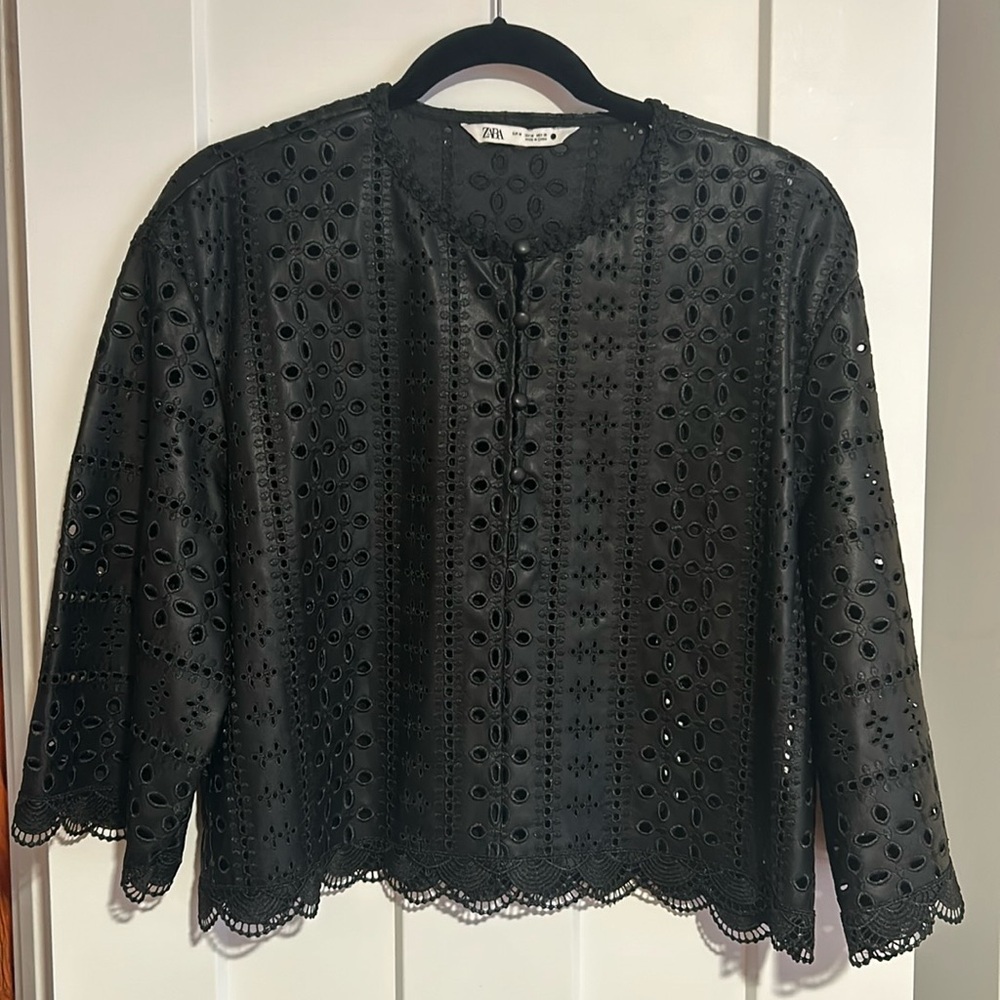 Last Chance 👋🏻Zara Laser Cut Top
